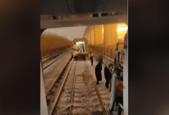 突发：北京地铁车厢断成两半，30多人受伤