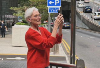 马斯克75岁母亲到香港旅游 惊叹满街都是特斯拉