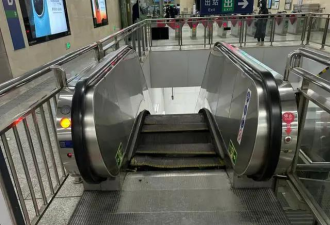 北京地铁再惊魂：轰一声电扶梯塌陷了