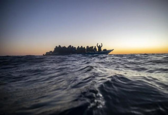移民船遇大浪翻覆：61人葬身大海 含妇女和小孩