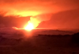突发：冰岛火山爆发！熔岩喷出画面曝光