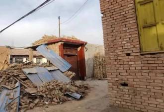 直击寒潮下的甘肃地震现场：砖梁倒塌，墙体裂口