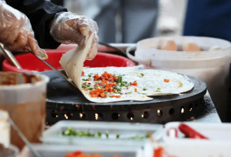 东北“煎饼神话”，一座20万人口小城逆袭