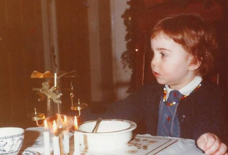 凯特分享40年前1岁过圣诞可爱照，与路易王子如饼印