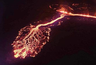 无人机拍摄：冰岛火山爆发震撼画面！裂缝数公里