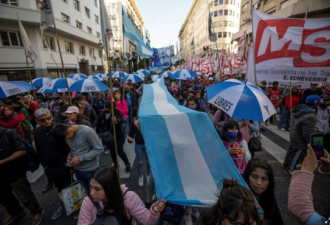 阿根廷首都爆发抗议游行,反对新总统的改革政策