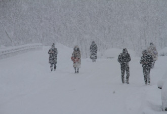 “雪窝”山东威海暴雪持续加剧:积雪超70厘米