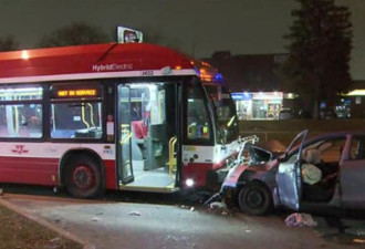 士嘉堡：小轿车迎头撞巴士 三人重伤一人命危