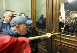 抗议大选不公，塞尔维亚示威群众冲撞首都市政厅