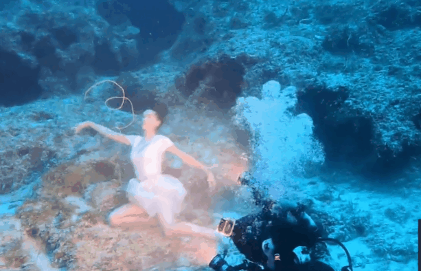 美到窒息！加拿大美女模特创下深水摄影吉尼斯纪录