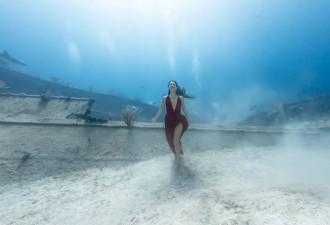 美到窒息！加拿大美女模特创下深水摄影吉尼斯纪录
