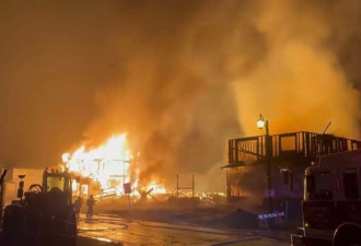 安省13栋在建民宅圣诞节凌晨起火，损失惨重