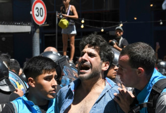 数千阿根廷人上街抗议新任总统提出的经济改革