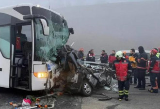土耳其7车追撞 至少12死57伤 疑浓雾酿祸