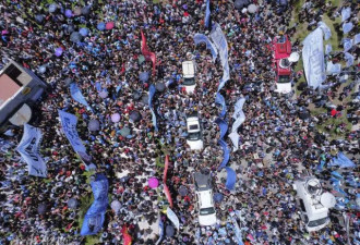 阿根廷民众抗议经改:我们选米莱做总统不是当皇帝