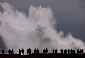 美国罕见巨浪连人带车卷走8人，40英尺海啸像海啸，但更恐怖的是…