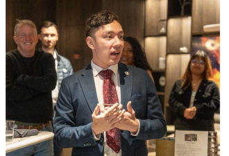 华裔哈佛24岁男孩，从政3年当选全美最年轻市长