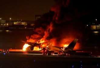 燃起熊熊大火！日本两飞机相撞 已5死
