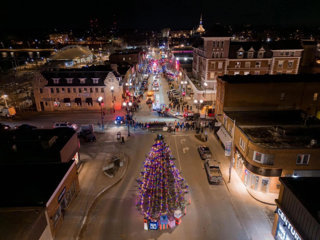 Courtesy Upriver Media Kenora’s Christmas tree seen here earlier in December. Someone overnight Dec. 30 or early on the 31 took a chainsaw to the beloved tree.