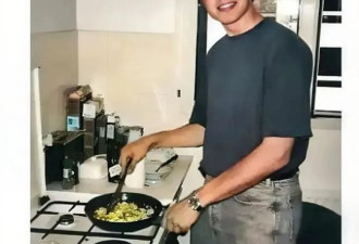 老照片：1990年，马斯克正在炒菜
