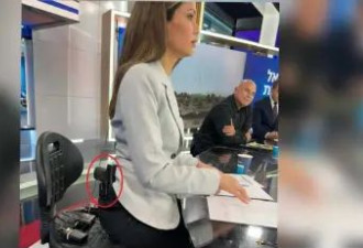 直播中，以色列女主播被拍到腰间别枪…