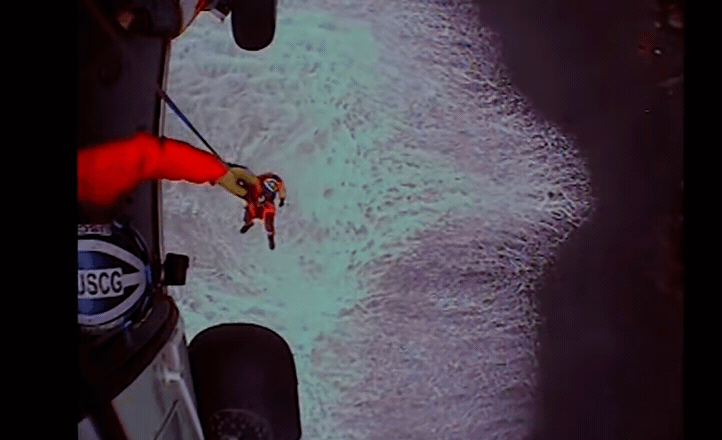 黄金猎犬摔下300呎悬崖 美海岸警卫队高空营救