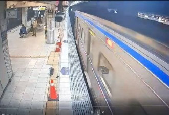 美地铁惊悚视频：月台干架坠轨 刚好被进站火车撞死…