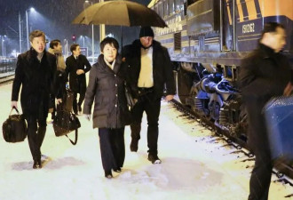 大雪纷飞中，日本女外相抵达乌克兰