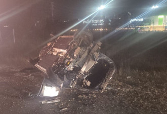 401高速公路凌晨发生翻车事故司机被送往医院