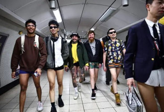 英国伦敦举行“不穿裤子搭地铁” 活动...