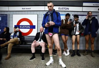 英国伦敦举行“不穿裤子搭地铁” 活动...