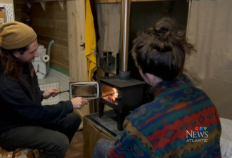 加拿大一对年轻夫妇为了攒钱 自建“移动公寓”入住