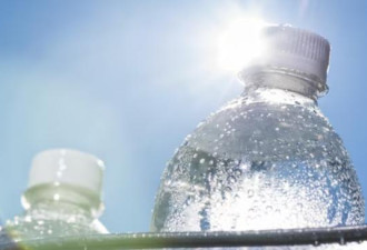 权威研究：一公升瓶装水含二十四万粒纳米塑微粒