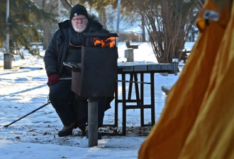 加拿大男子在零下35度户外露营 背后原因令人心碎：已是第5年