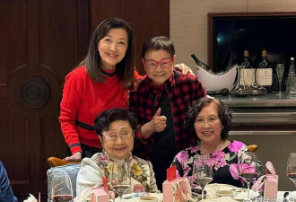 香港富商遗孀办寿宴，穿大花裙毫不显老