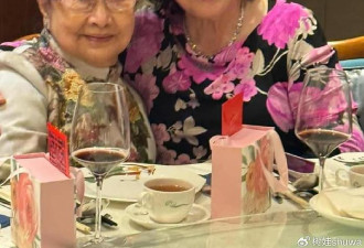 香港富商遗孀办寿宴，穿大花裙毫不显老