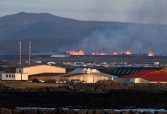冰岛火山喷发！熔岩流进房屋着火 居民坠入裂缝