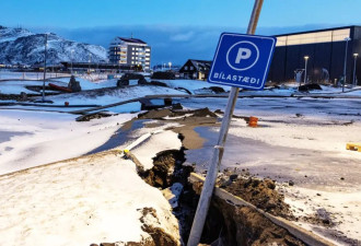 冰岛火山一个月内两次爆发:有居民坠30米深大裂缝