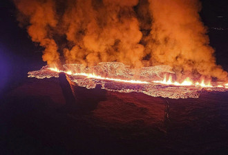 冰岛火山岩浆已入城 建筑物被吞噬 地面现裂缝 房屋起火