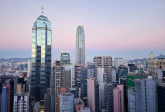 50多万港人离开，金融中心变遗址？香港还顶得住么？