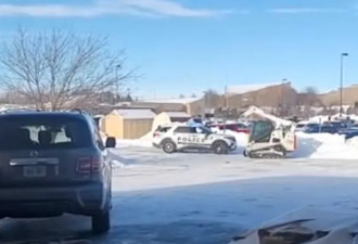 【视频】男子驾驶仓库装卸车 停车场失控疯狂撞击警车