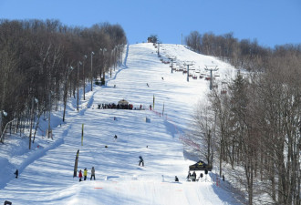 男子滑雪时从雪山跌落重伤身亡
