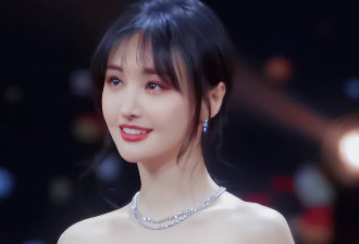 郑爽最新近照曝光，面颊圆润身材发福，穿名牌染黄发变精神小妹