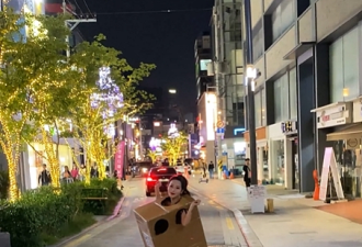韩国女子只穿个纸箱在街头“求摸”，太多人围观引来警察，或被判刑
