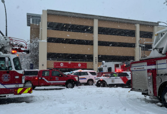 UBC大学“汽车坠楼”：司机被卡车内数小时 10辆紧急救援车辆出动