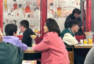 49岁曹颖和儿子小饭店被偶遇 脸色蜡黄发福明显