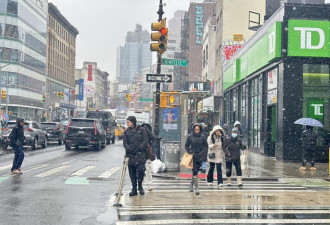 纽约又下大雪 路人稀少…明天最冷 体感接近零度