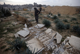 以色列在加萨挖掘墓地寻找人质尸体 疑违国际法
