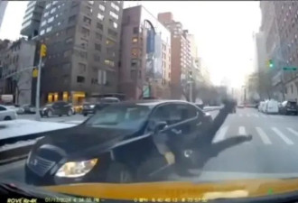 美国：24岁女子故意开车撞翻警察