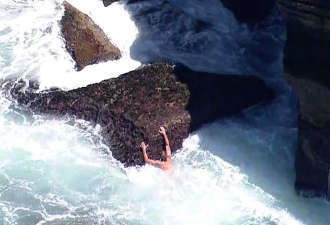 大规模救援 15岁男孩悬崖跳水受伤被困